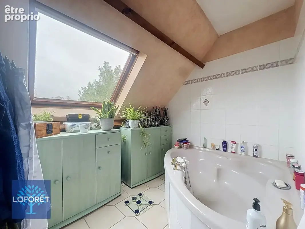 VILLABÉ - Maison familiale 6 pièces avec sous-sol total et panneaux solaires - photo 11