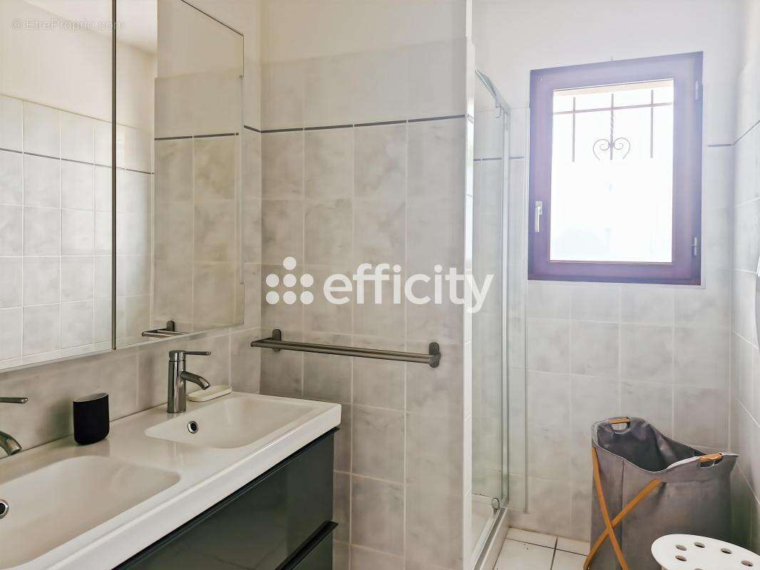 Maison à SAINT-HILAIRE-DE-LUSIGNAN