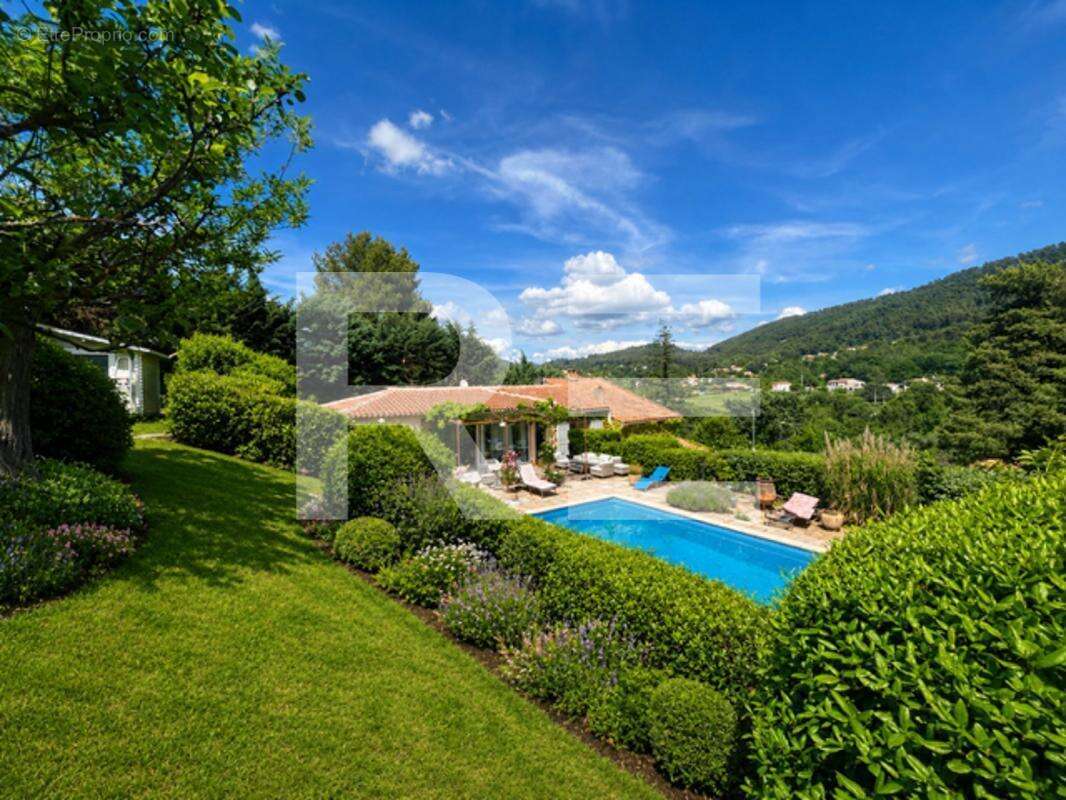 Superbe propriete avec piscine dependances la sainte baume - photo 4