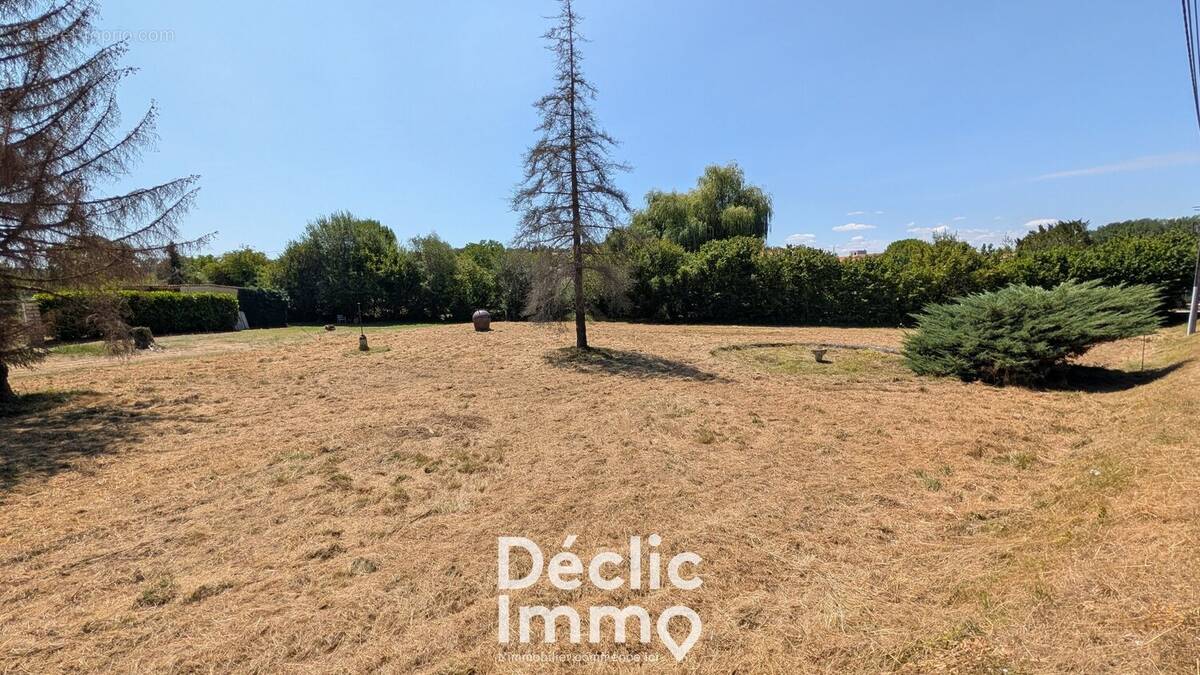 Terrain à LA COURONNE