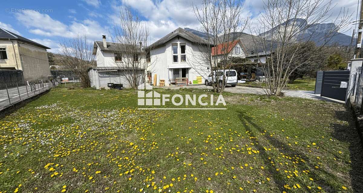 Bassens ensemble de deux maisons mitoyennes sur 867 m2 de terrain plat proche tous services - photo 2