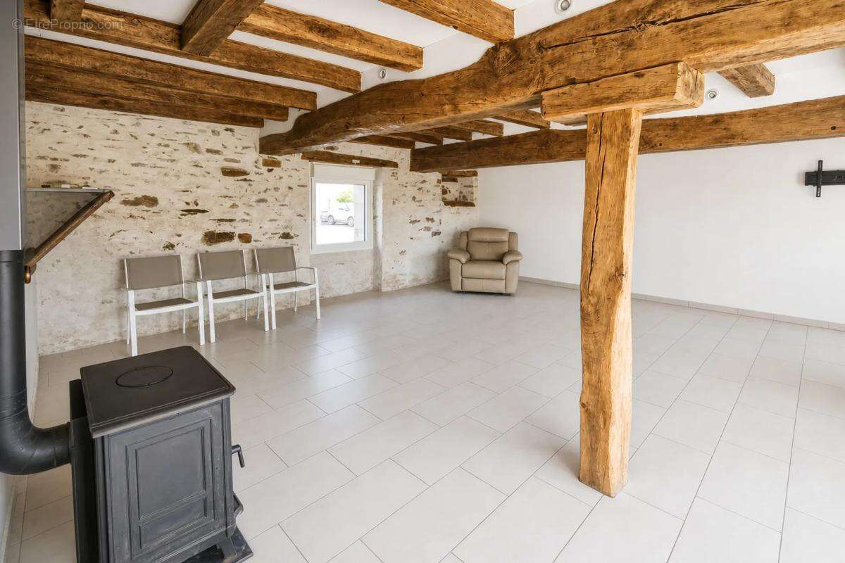 Maison à SAINT-MACAIRE-EN-MAUGES