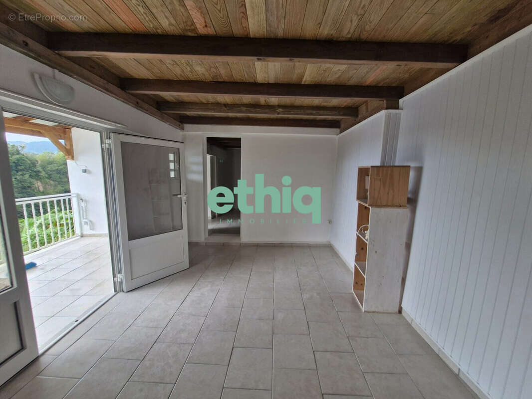 Maison 110 m² à Saint-Claude  - photo 4