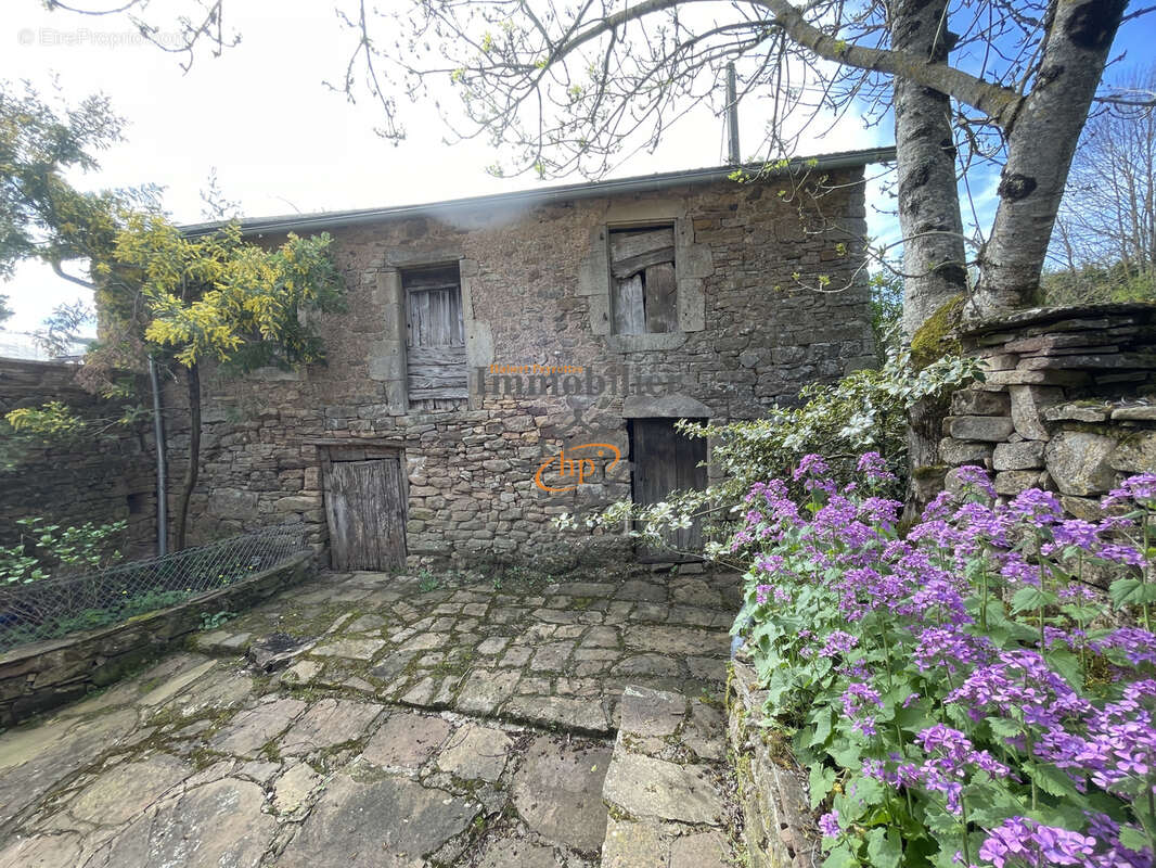 Propriété de caractère avec deux maisons d'habitations, une maison à rénover, dépendances et terrain de 7123 m - photo 7