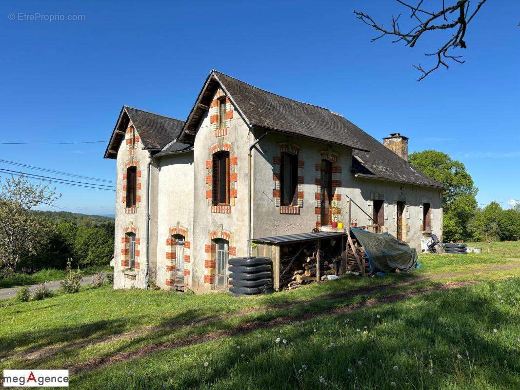 Maison à SAINT-GERMAIN-LES-VERGNES