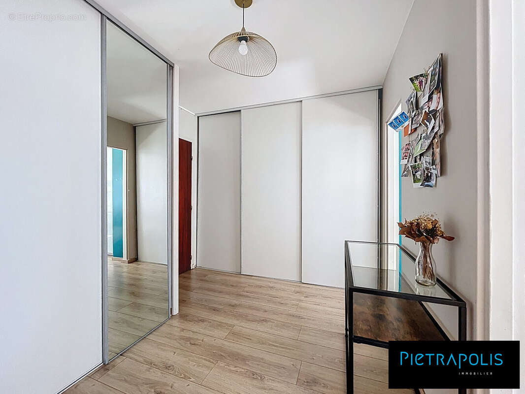 ENTRÉE AVEC RANGEMANTS - Appartement à LYON-7E