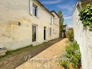 Maison à SAINT-MEDARD-DE-GUIZIERES