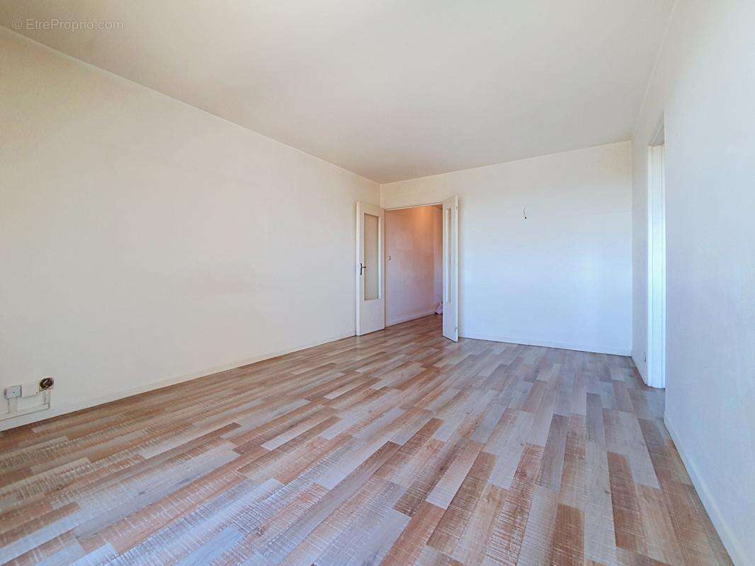 Appartement - 2 Chambres - Balcon - Cave - Jolie vue dégagée - Proche toutes commodités - photo 13