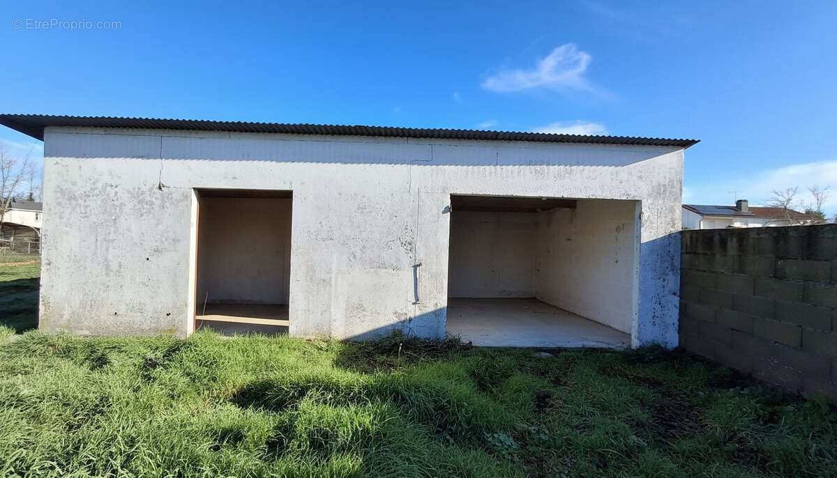 Terrain à AMBARES-ET-LAGRAVE