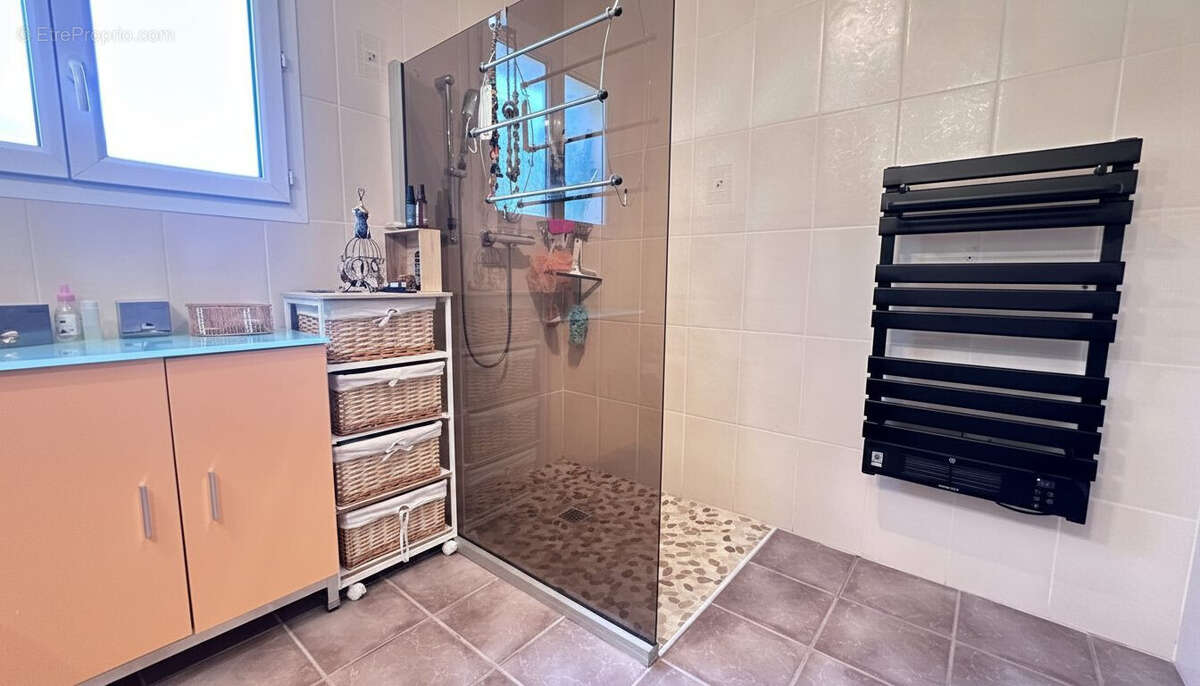 salle d'eau douche à l'italienne - Maison à FAUX