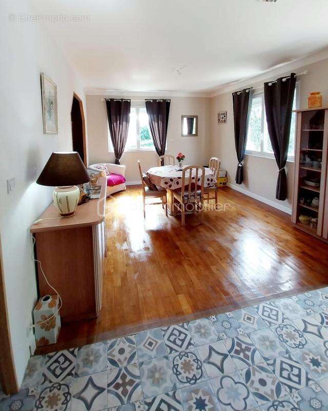 Maison à REUGNY