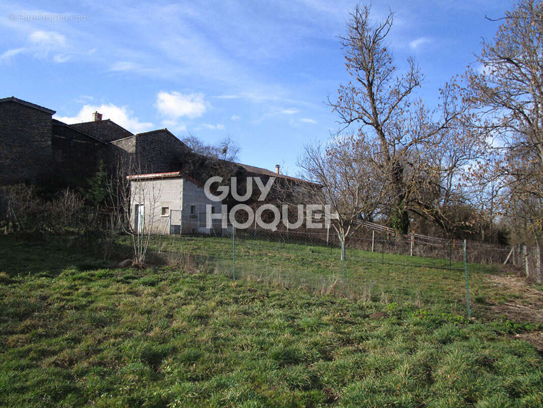 Terrain à SAINT-GEORGES-D'AURAC