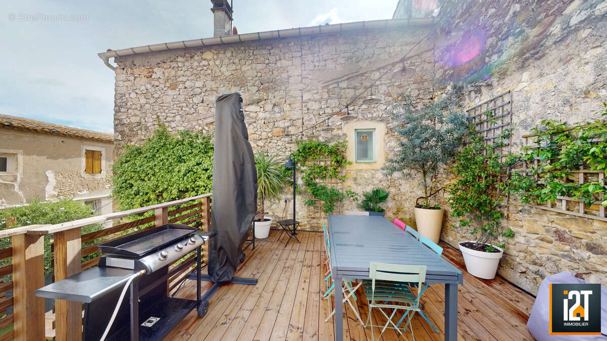 Maison à SAINT-CHAPTES