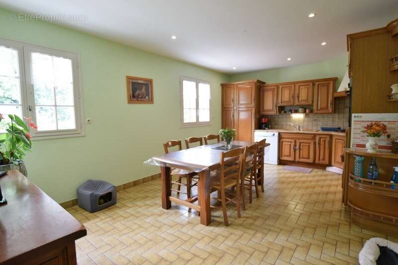 Maison en plein centre d'Avrillé avec grand terrain - photo 7