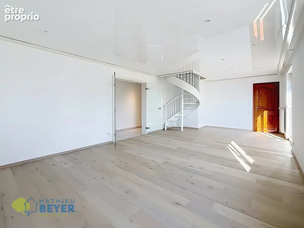 ACHENHEIM – Superbe duplex 4 pièces avec 2 terrasses, cave et stationnements - photo 2