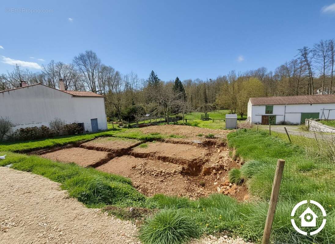 Terrain à SAINT-SAUVANT