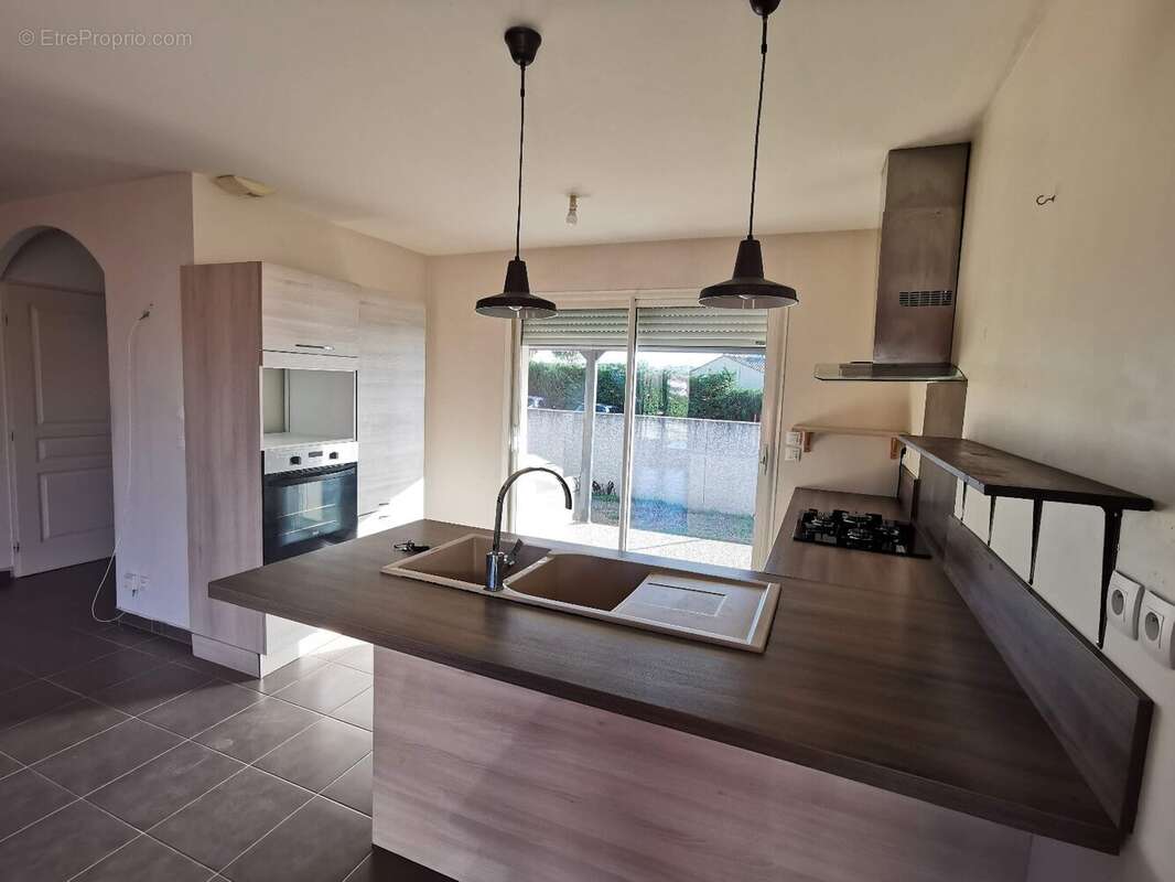 Pavillon de plain pied de type 5 avec piscine et jardin - photo 4