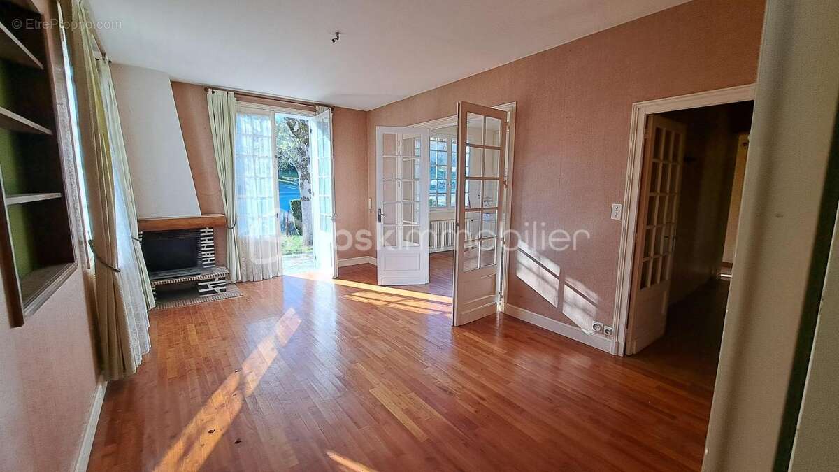 Maison à MANZAC-SUR-VERN