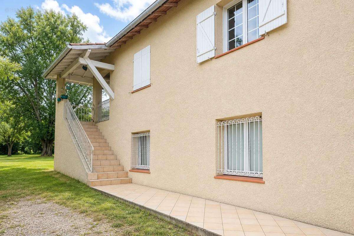 Maison de 10 pièces de 222 m² à Saint-Etienne-de-Tulmont - photo 2