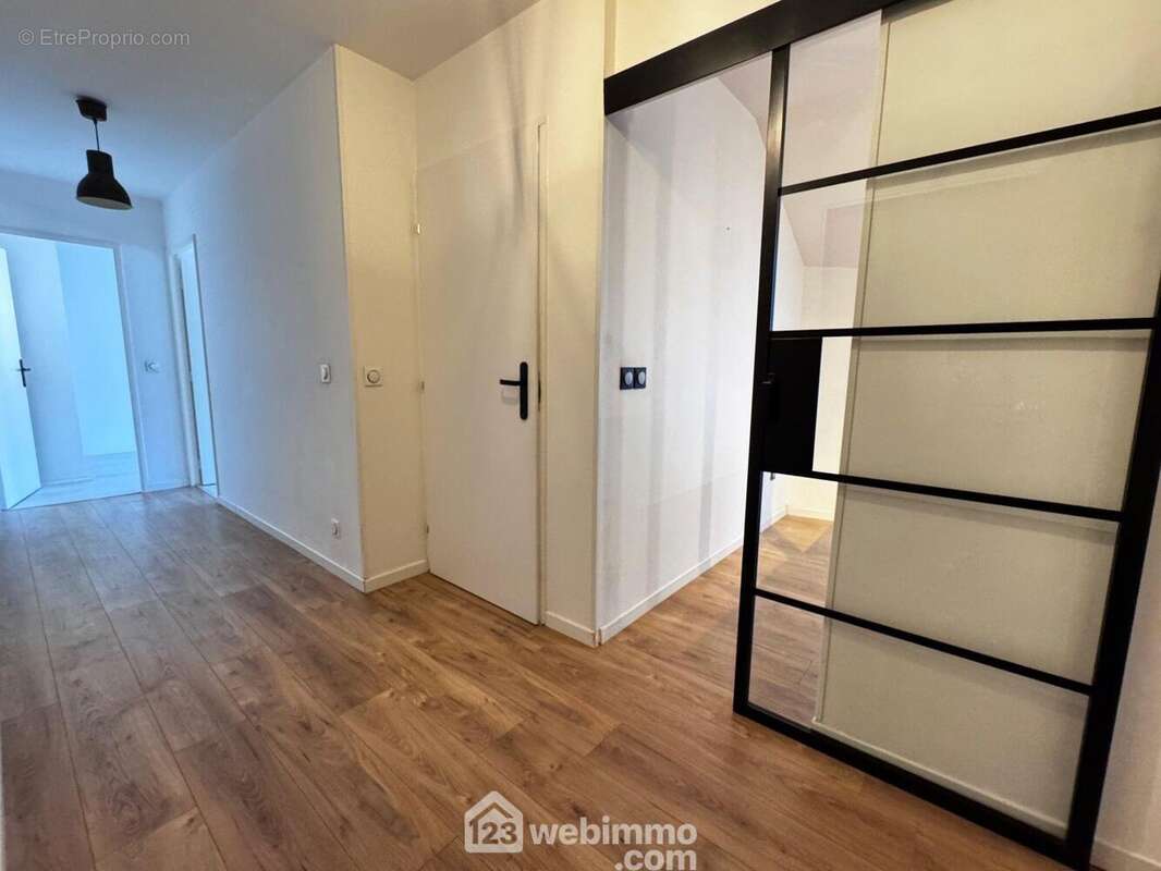Commençons la visite par l'entrée avec placard - Appartement à BONDOUFLE