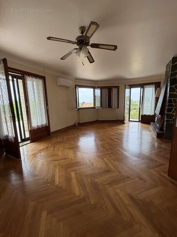 Coup de cœur assuré : Maison de qualité avec fort potentiel sur magnifique terrain de 5800 m2. - photo 6