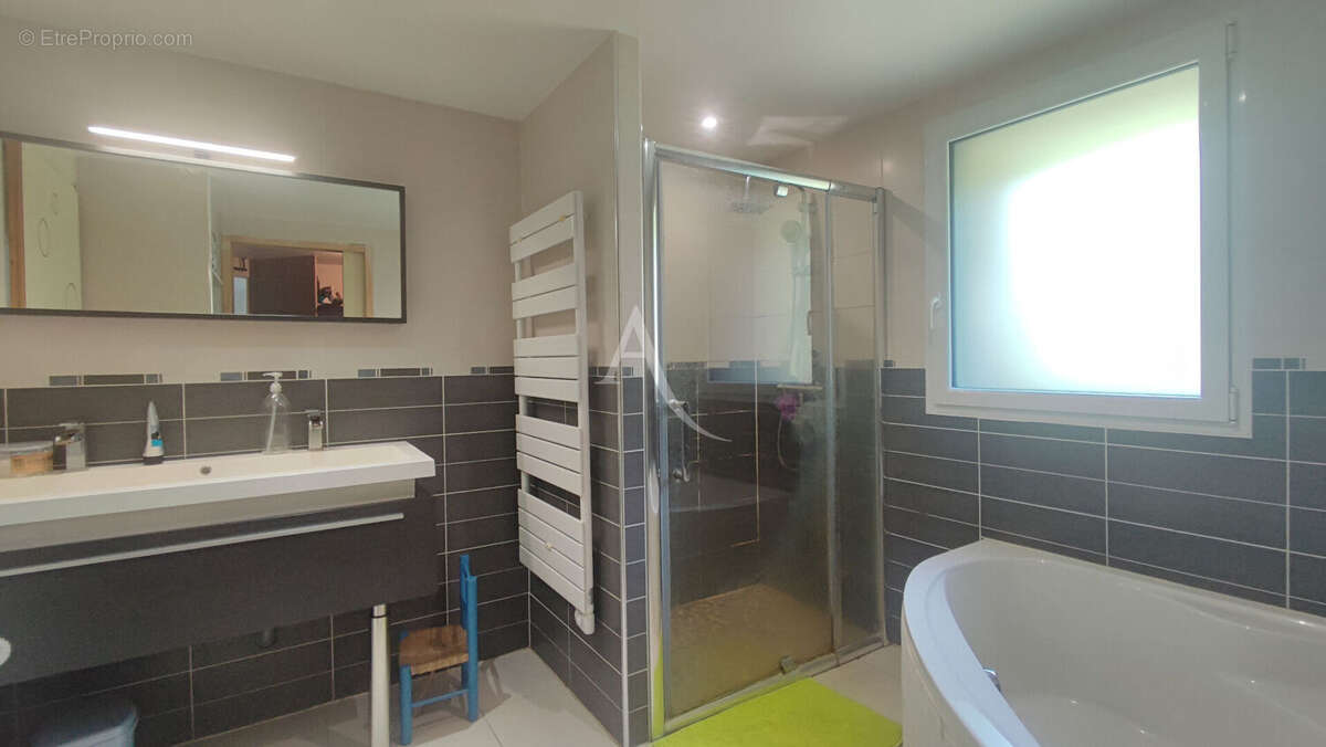 À quelques minutes d'Aizenay  Magnifique grange en pierre rénovée sur plus de 2 970 m² de terrain - photo 9