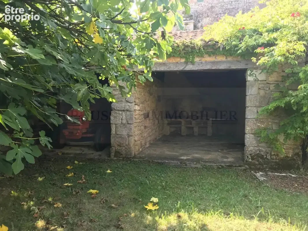 Superbe propriete en pierre dependances sur un terrain attenant de 472 m².  situation dans un petit hameau. - photo 7