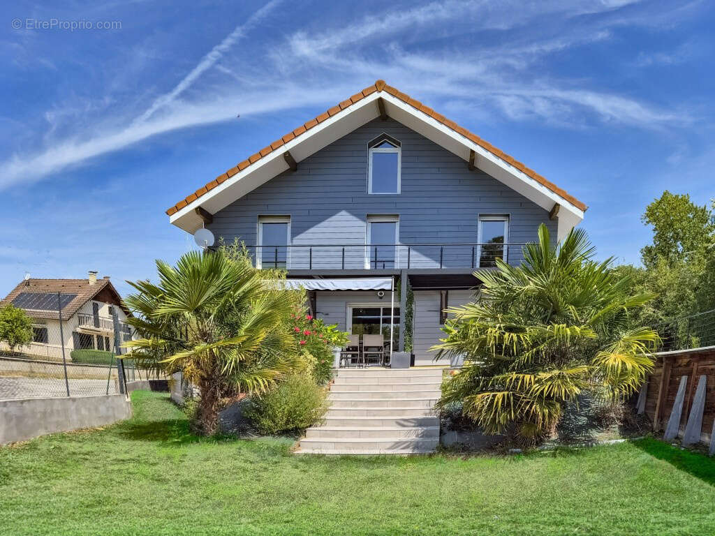 Maison familiale contemporaine de 170 m2 avec piscine, garage et grand sous-sol sur 900 m2 - photo 2