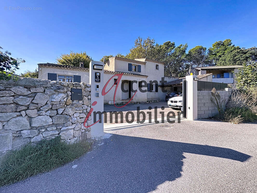 Villa rénovée des années 90 - 130 m² habitables sur jardin de 1115 m². - photo 4