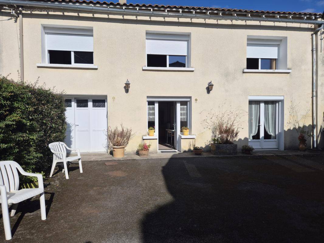 Maison à AIGRE