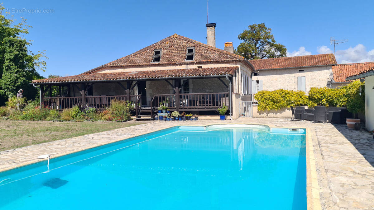 facde and pool - Maison à SAINT-ROMAIN