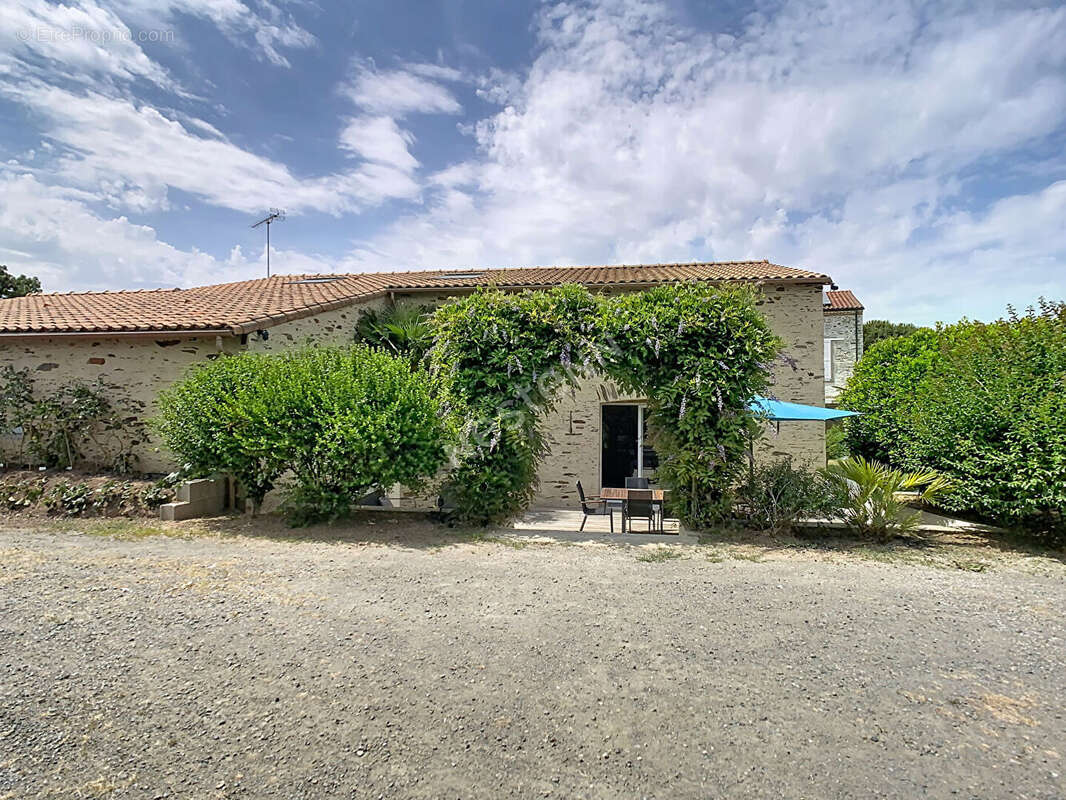Charmante ancienne grange rénovée avec piscine à Vendre à Gesté - photo 22