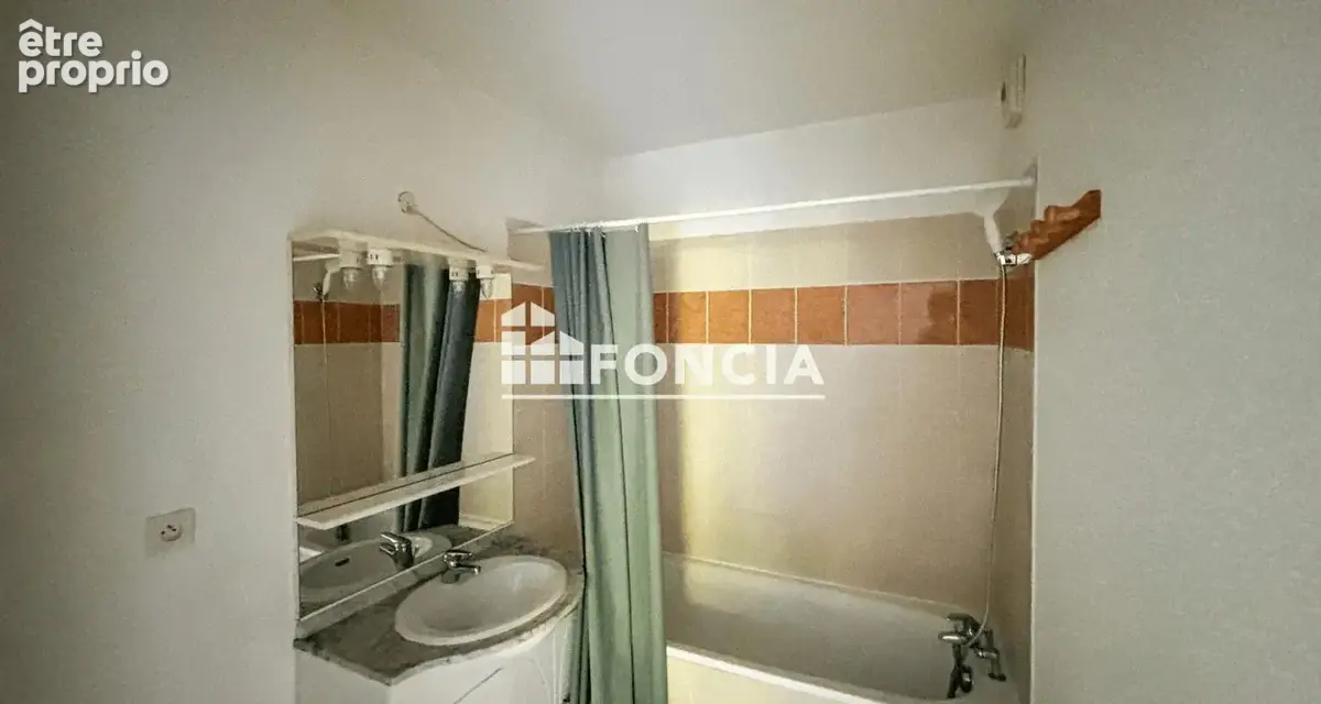 Découvrez ce charmant T2 avec terrasse, parking et piscine ! - photo 4