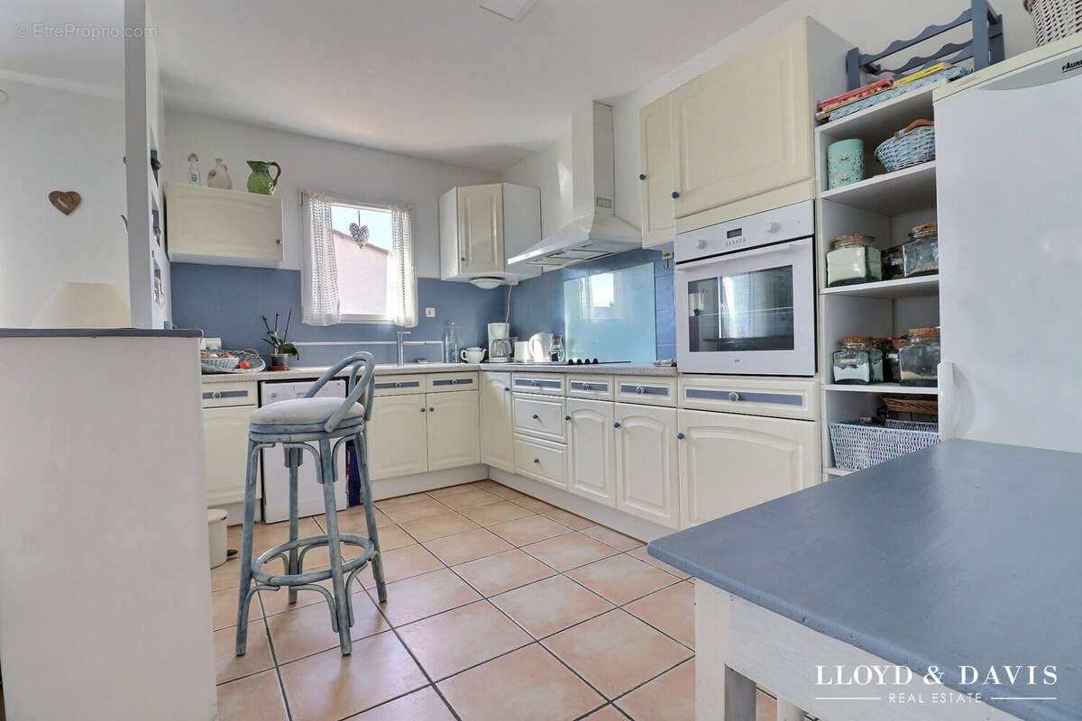 cuisine aménagée et équipée - Maison à VILLENEUVE-DE-LA-RAHO