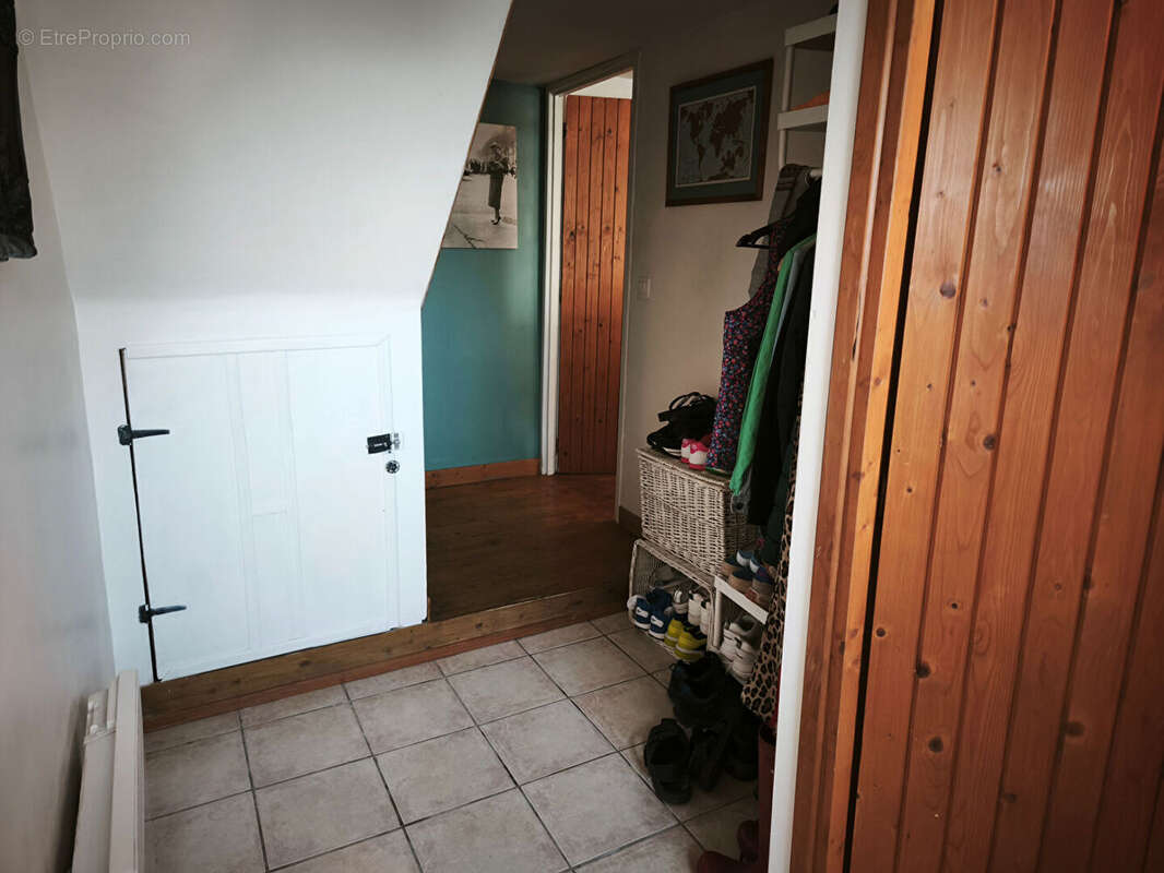 CÔTES-D'ARMOR, Saint-Mayeux, Maisonnette mitoyenne, trois chambres, centre du village - photo 8