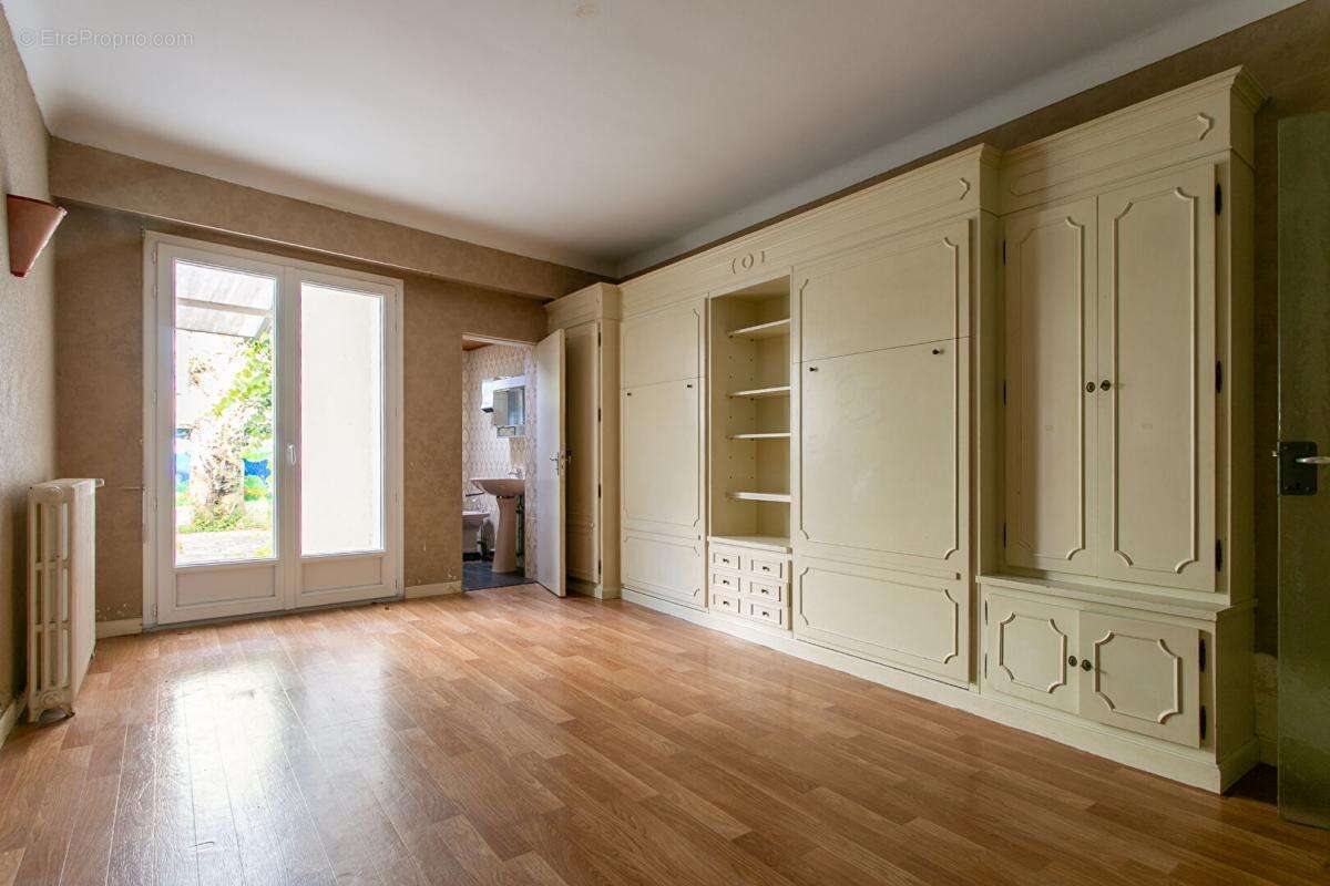 Maison La Chapelle Heulin Centre 9 P . 5 Chs . 216 M² . T 565 M² . Dépendances . Caves - photo 3