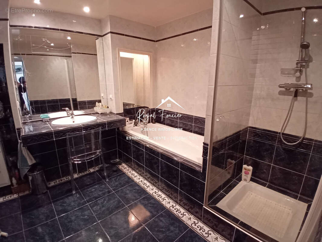 Salle de bain (avec douche) - Maison à CHATELLERAULT