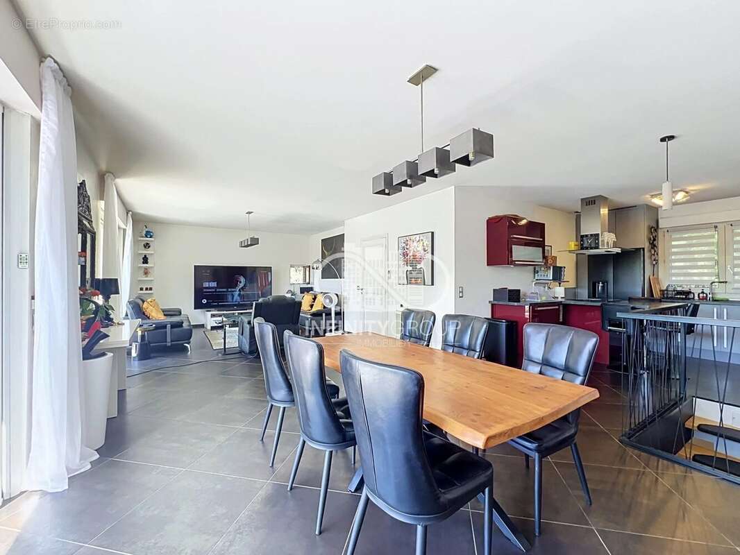 Villa familiale 4 pièces avec grande terrasse de 74 m², garage, cave et dépendances à Antibes - photo 2