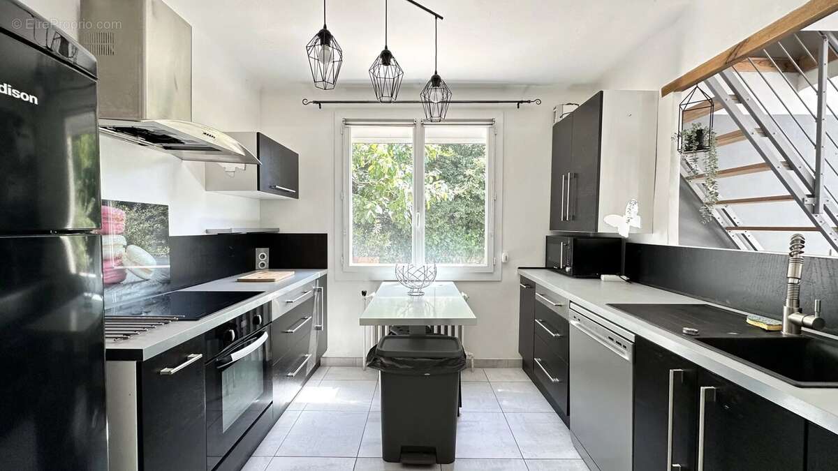 Deux maisons mitoyennes et un appartement avec jardin et garage - photo 3