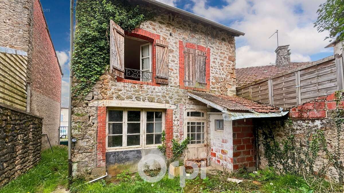 Maison à LA JONCHERE-SAINT-MAURICE