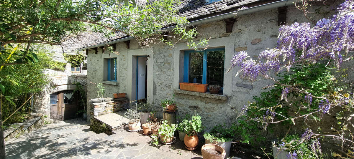 Maison à LACROIX-BARREZ