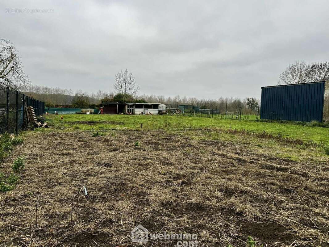 Il bénéficie d?un environnement dégagé, laissant place à de nombreuses possibilités d?aménagement - Terrain à VERSIGNY