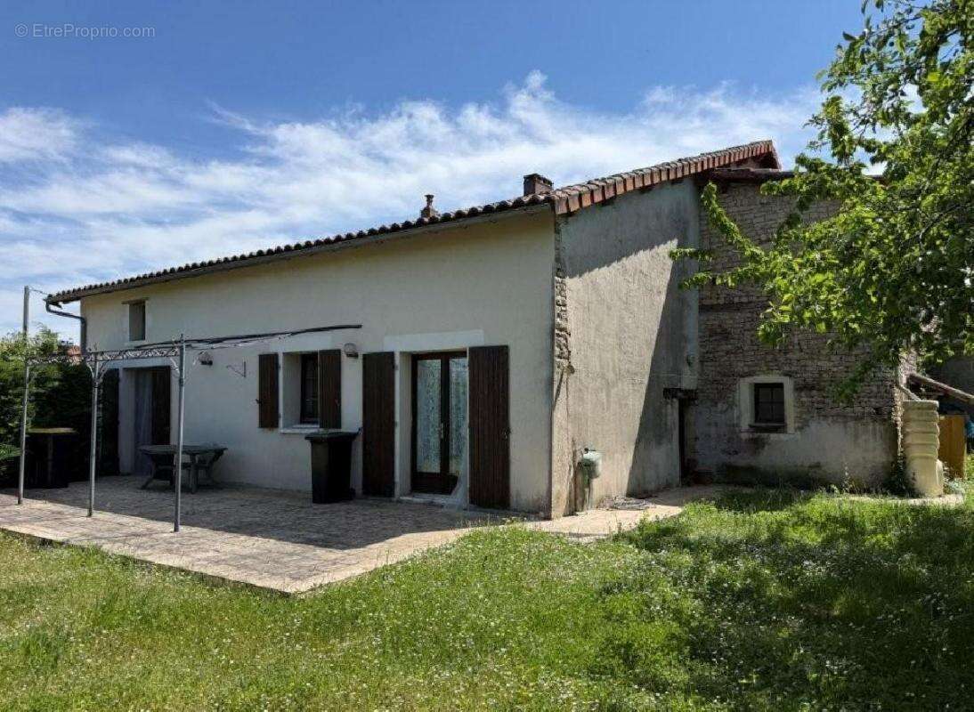 Maison 192 m² à Ruffec  - photo 2