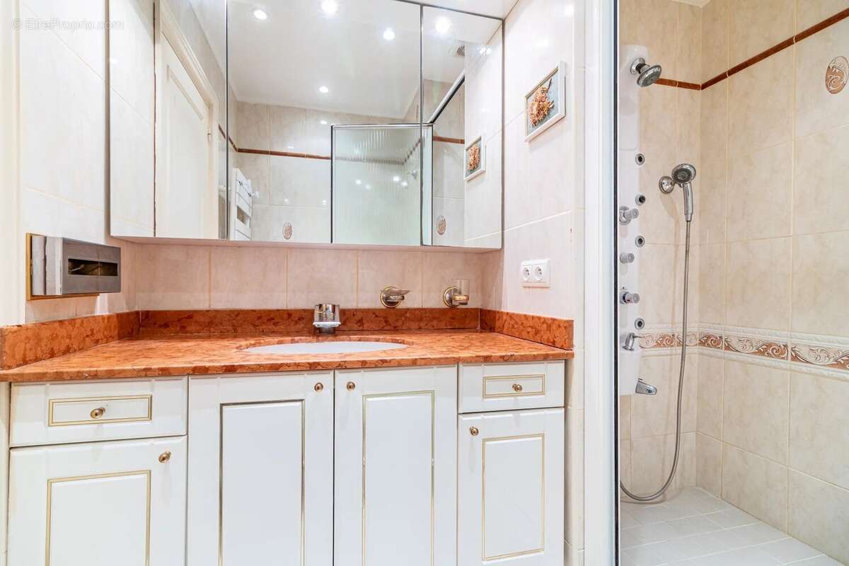 Appartement à VALLAURIS