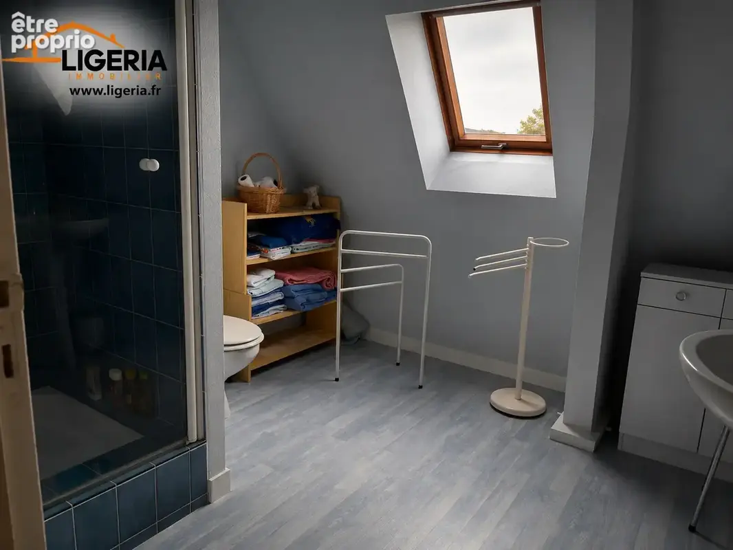 Maison idéalement située à deux pas du bourg dynamique de Brain-sur-Allonnes - photo 12