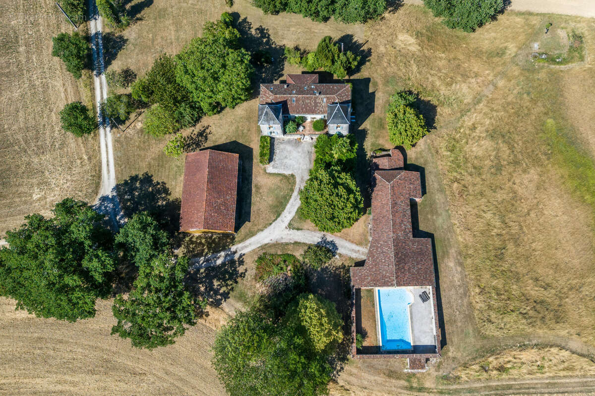Maison de campagne avec piscine et grange - photo 2