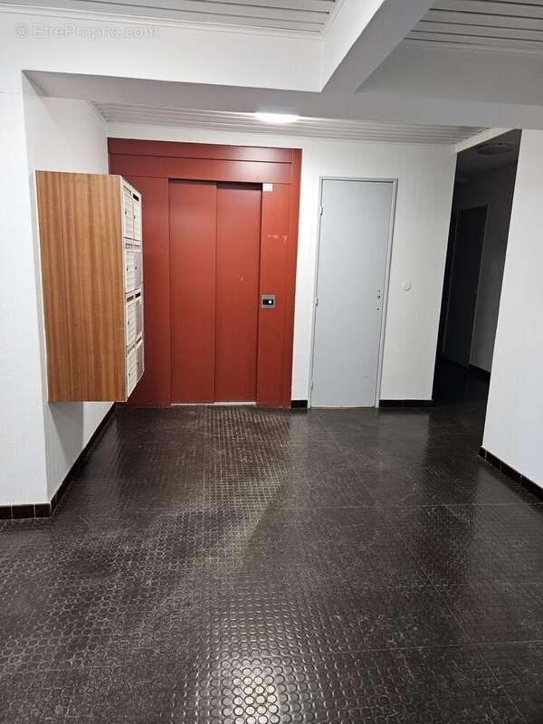 Accès ascenseur  - Appartement à MONTCLAR