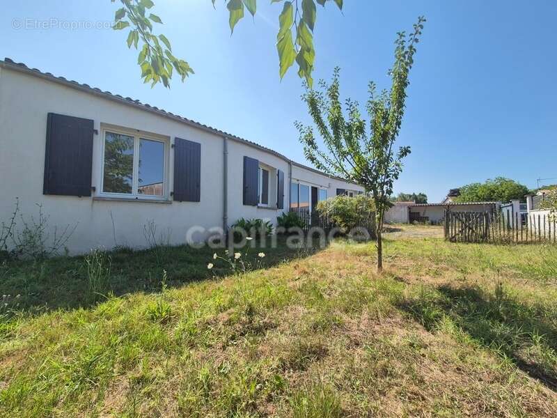 Maison à CHAILLEVETTE