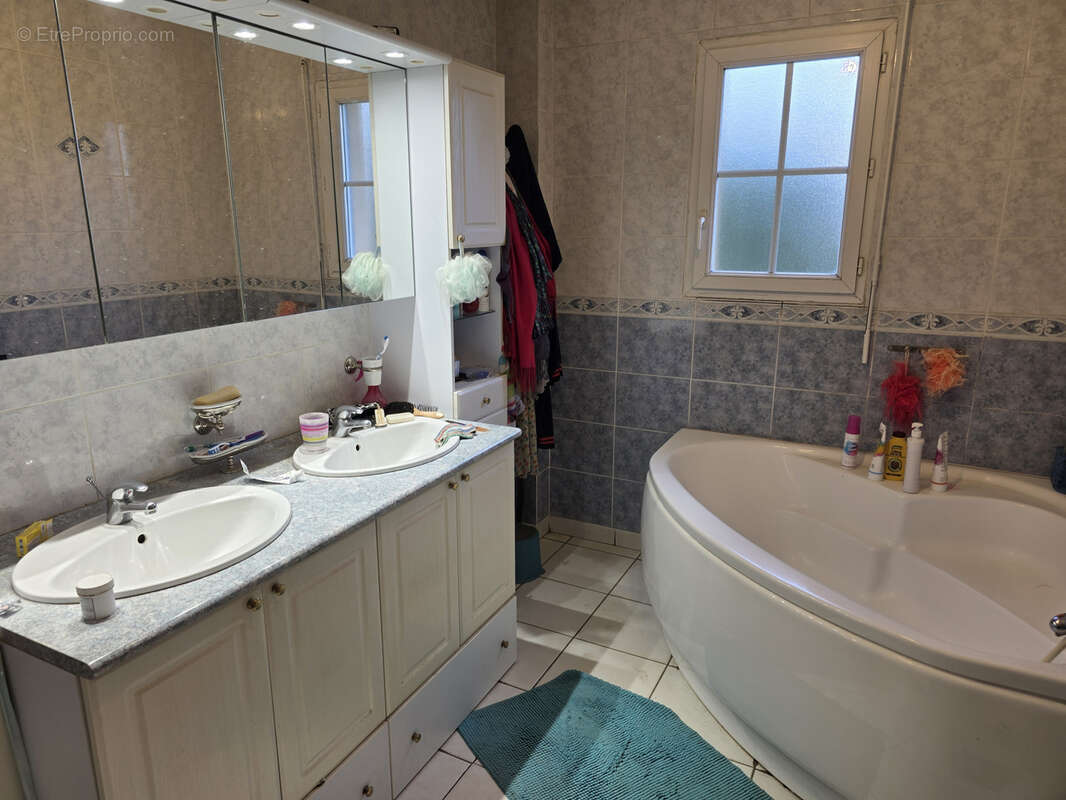 Maison à BAILLY-EN-RIVIERE