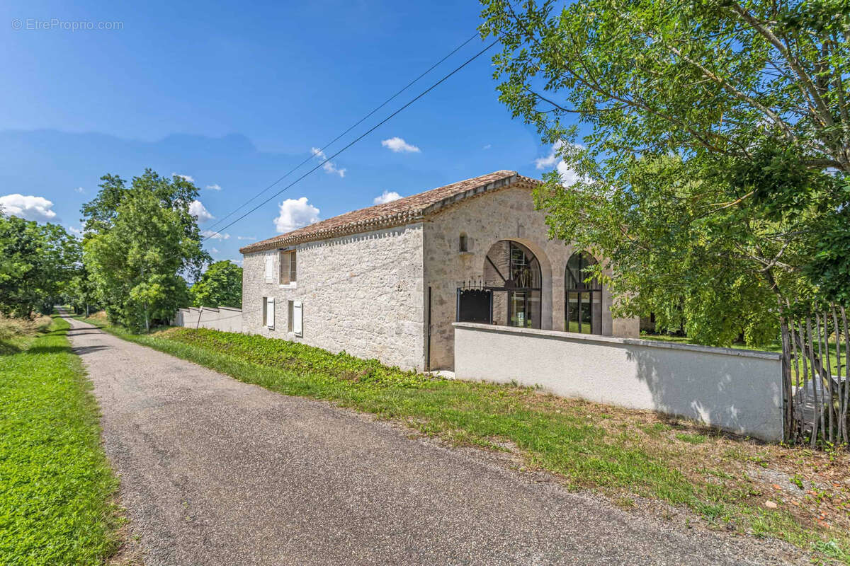 Stone property with renovation project - photo 5